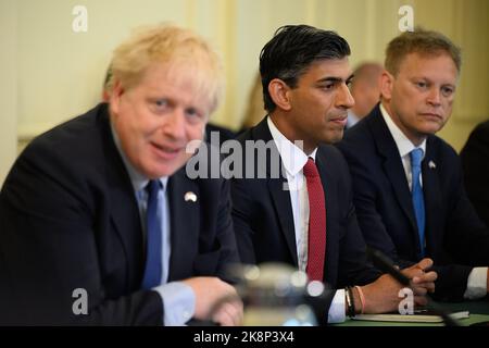 Datei-Foto vom 07/06/22 von Schatzkanzler Rishi Sunak (Mitte), der zuhört, als Premierminister Boris Johnson (links) einen Kabinettssitzung in der Downing Street 10, London, leitet. Es wurde heute bekannt gegeben, dass Rishi Sunak der neue Vorsitzende der konservativen Partei ist und der nächste Premierminister werden wird. Ausgabedatum: Montag, 24. Oktober 2022. Stockfoto