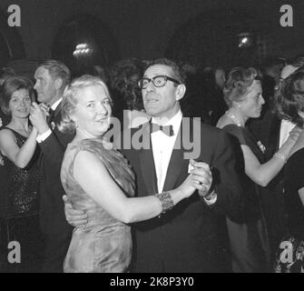 Oslo 19650327 - und danach wurde getanzt. Premiere des Films My Fair Lady im Colosseum-Kino mit anschließender Party in Bristol. Der Pianist Robert Levin schwingt auf der Tanzfläche. Foto; Sverre A. Børretzen / Aktuell / NTB Stockfoto