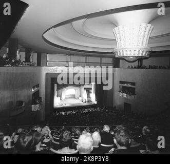 Oslo 19590216: Eröffnung der Norwegischen Oper. Der Teppich steigt für die Eröffnungsshow, die jedoch eine eher lauwarme Rezeption FKK. Foto: Børretzen / Aktuell / NTB Stockfoto