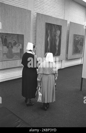 Oslo 19630921 das neue Munch Museum in Oslo. Menschen strömen von allen Seiten ins Museum. Hier ist die Eröffnungsausstellung, die für die feierliche Einweihung im Frühsommer eingerichtet wurde. Eine vollständige und chronologische Präsentation von Edvard Munch. Aus der Ausstellungshalle. Zwei Nonnen studieren die Gemälde. Foto: Aage Storløkken / Aktuell / NTB Stockfoto