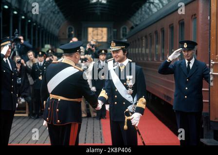 Oslo 1974. Oktober: König Carl Gustaf von Schweden zu einem offiziellen Besuch in Norwegen. König Olav begrüßt König Carl Gustaf bei der Ankunft mit dem Zug zum Hauptbahnhof. Foto: NTB / NTB Stockfoto