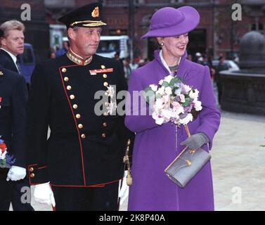 Kopenhagen 19911029 das norwegische Königspaar besucht Dänemark. Hier kommen sie zum Rathaus. König Harald in Uniform und Königin Margrethe in purpurfarbenem Mantel und Hut. Foto: Pro Løchen / NTB Stockfoto