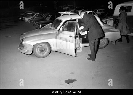 Oslo November 1972 KRF-Politiker Kjell Magne Bondevik ist Norwegens jüngster Staatssekretär, gerade einmal 25 Jahre alt. Er studiert neben dem Job Theologie und ist Vorsitzender der Jugend der Christlichen Volkspartei, KrFU. Hier ist er eines frühen Morgens auf dem Weg zur Arbeit von seiner Wohnung in Nesodden ins Auto. Foto: Aage Storløkken / Aktuell / NTB Stockfoto