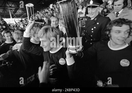 Oslo Oktober 1973. Fußball. Pokalfinale Strømsgodset - Rosenborg 1-0, Ullevaal Stadium. SIF-Spieler mit Pokaljubel. Steinar Pettersen mit dem King's Cup. NTB-Archivfoto / ntb Stockfoto