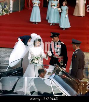 Oslo 19680829: Norwegische Königshochzeit. Kronprinz Harald und Sonja Haraldsen heiraten. Das Brautpaar kommt nach der Hochzeit aus der Kathedrale von Oslo. Foto: Current / NTB Stockfoto