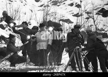 Rjukan Januar 1965 Filmaufnahme von 'Heroes from Telemark' in Rjukan. Über die schweren Wassersaboteure von Kompani Linge. Sabotage zum Kraftwerk Vemork. Die britische Firma Benton Film posiert mit 120 Mitarbeitern. Die heiße Nummer eins ist der amerikanische Schauspieler Kirk Douglas. Hier ist ein Teil des Personals in vollem Gange. Foto: Sverre A. Børretzen / Aktuell / NTB Stockfoto