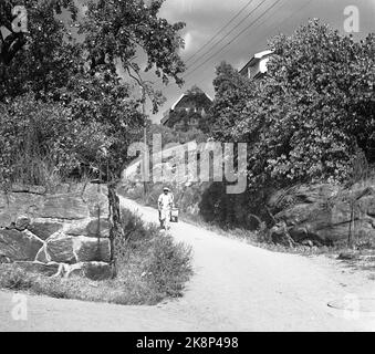 Drøbak 19470902 die Dürre im Sommer 1947 in Drøbak. Mann auf seinem Weg einen steilen Hügel hinunter in sengenden Sonne. FOTO: LYNAU / NTB / NTB Stockfoto