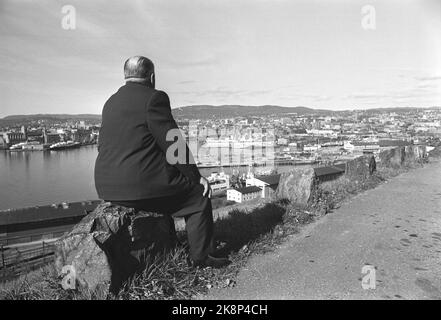 Oslo 19661001. Der Regisseur Alfred Hitchcock (66) über Norwegens Besuch. Alfred Hitchcock ist in Oslo, um eine Pressekonferenz abzuhalten, um einen Sturm über seine jüngsten Mittagessen zu erzeugen. Hier sehen wir ihn auf einer Reise nach Ekeberg mit Blick auf Oslo und Bjørvika im Hintergrund. Foto: Jan Erik Olsen Current / NTB Stockfoto