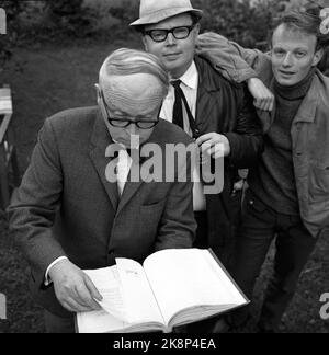 Oslo August 1965 Norwegische Dreharbeiten mit Vater und zwei Brüdern Bang-Hansen. Das Manuskript für den Film 'Scripture in SNE' wurde von Pater Odd Bang-Hansen geschrieben, Regisseur ist der Sohn Pål Bang-Hansen mit Hut (in der Mitte) und Schauspieler im Film ist Sohn Kjetil Bang-Hansen (hinten). Foto: Aage Storløkken / Aktuell / NTB Stockfoto