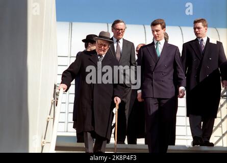 Kopenhagen 16. - 18. April 1990. Königin Margrethe von Dänemark ist 50 Jahre alt. Hier kommt König Olav Copenhagen an und wird am Flughafen von Prinz Joachim empfangen, was sicherstellt, dass der König nicht die Treppe fällt. Foto: NTB / NTB Bild # 4 von 4. Stockfoto