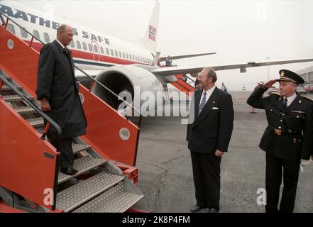 Svalbard 19950814: Königin Sonja und König Harald besuchen Svalbard. Das königliche Paar kommt in Longyearbyen auf Spitzbergen an. Der König kam allein mit einem Flugzeug aus Braathens (Bild) an. Hier wird er am Flughafen empfangen. (Die Königin kam mit dem königlichen Schiff an.) Foto: Rune Petter Ness Stockfoto