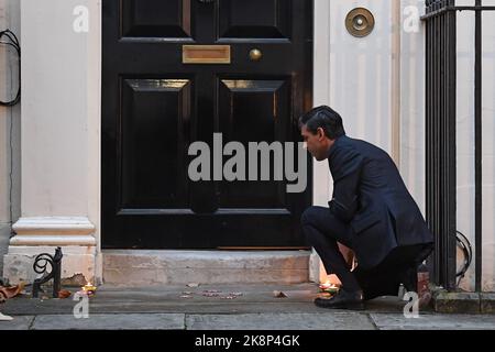 Aktenfoto vom 12/11/20 des Schatzkanzlers Rishi Sunak, der vor der Downing Street 11 in London eine Kerze anzündete. Es wurde heute bekannt gegeben, dass Rishi Sunak der neue Vorsitzende der konservativen Partei ist und der nächste Premierminister werden wird. Ausgabedatum: Montag, 24. August 2020. Stockfoto