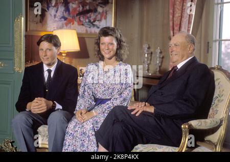 Oslo 198909 - Prinzessin Märtha Louise wird 18 Jahre alt. Prinz Haakon Magnus und Prinzessin Märtha Louise sitzen mit ihrem Großvater König Olav zusammen. Foto: Knut Falch / NTB Stockfoto