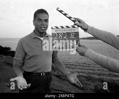 Sandefjord Juli 1966 Aufnahme des Films 'The African' nach einem Buch von Sigurd Evennmo, mit den Schauspielern Lise Fjeldstad und Earl Hyman in den Hauptrollen. Der Film beschäftigt sich mit Rassenproblemen und Vorurteilen, wenn Liebe zwischen Farbe und Weiß entsteht. Hier Hyman in Aktion, Film klatscht ins Bild. Foto: Aaserud / Aktuell / NTB Stockfoto