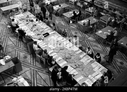 Kommunalwahlen in Oslo 19710920 1971. Übersichtsbild aus dem Rathaus bei der Wahlnacht, wo Stimmen gezählt werden. Wähler um große lange Tische. Foto: NTB / NTB Stockfoto