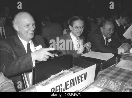 Oslo 19860418. Nationalversammlung der rechten Seite 1986. Ein glücklicher Finanzminister Rolf Presthus (v.v.), der zum neuen Vorsitzenden von Erling Norvik gewählt wurde. Hier zusammen mit Leif Arne Heløe (t.h.) während eines nationalen Treffens. Foto: Bjørn Sigurdsøn NTB / NTB Stockfoto