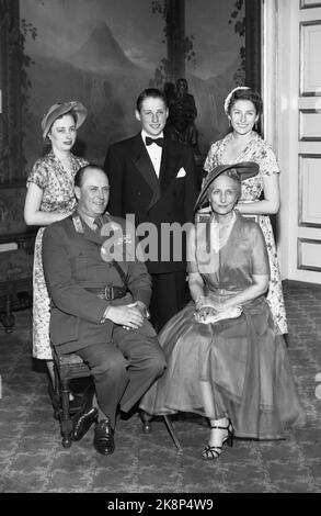 Oslo 19530510. Prinz Harald Bestätigung. Hier, zusammen mit seinem Vater Kronprinz Olav und Mutter Kronprinzessin Märtha, hinten (f.) Schwestern Prinzessin Ragnhild und Prinzessin Aestr. Prinz Harald wurde allein in der Burgkapelle bei Akershus bestätigt. Foto: NTB Archive / NTB Stockfoto