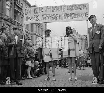 Oslo 19570517 May 17 die Feier in Oslo wurde zu einem ziemlich coolen Erlebnis, aber das dämpfte die russischen Sohlen nicht. Der Autor Agnar Mykle und seine Bücher wurden im russischen Zug häufig erwähnt. Hier zwei Russen als Buchlied über den roten Ruben gekleidet, und mit Plakat Foto: NTB / NTB Stockfoto