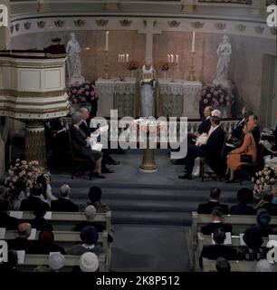 Oslo 19711019: Prinzessin Märtha Louise - Taufe in der Schlosskapelle. Bischof Fridtjof Birkeli – Vorspeisen. T.H. Sonnja Sonja sitzt mit dem Taufkind zwischen König Olav und Kronprinz Harald. T.v. Prinzessin Margaretha von Dänemark, die der Kamera am nächsten ist. NTB-Archivfoto / ntb Stockfoto