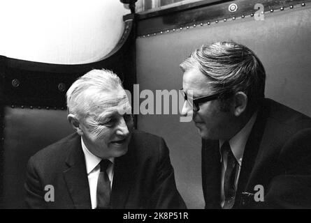 Oslo Juni 1971: Der Tostrup Keller ist Norwegens politischer Ententeich. Politiker und Pressevertreter in schöner Gesellschaft. Hier sitzt Jon Leirfall mit Herbjørn Sørebø zusammen. Foto: Aage Storløkken / Aktuell / NTB Stockfoto