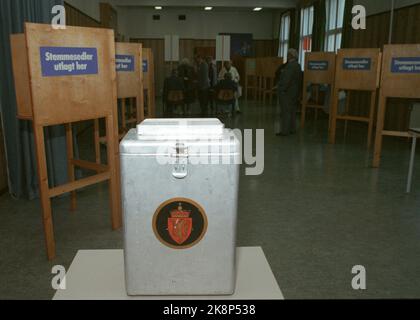 Oslo 19890911. Storting Elections 1989. Der Wahlraum wird geöffnet. Im Vordergrund Wahltour mit den norwegischen Nationalwaffen auf. NTB-Archivfoto / ntb Stockfoto