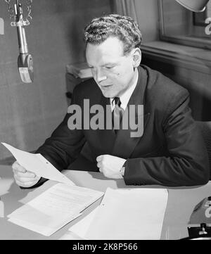Oslo März 1949 bekannte Stimmen in NRK Radio. Hier Rolf Kirkvaag in Aktion am Mikrofon. Kirkvaag war zu dieser Zeit der jüngste in der ture Department. Foto: Current / NTB Stockfoto