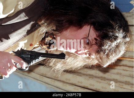 Oslo 19950330: Die Autorin Anne holt, Kriminalschriftstellerin und ehemalige Polizeianwältin, erhielt heute den Riverton-Preis für „Selig sind die Durstigen“. Foto mit Revolver. Foto: Knut Falch / NTB Stockfoto