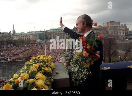 Stockholm 199604: König Carl XVI Gustaf 50 Jahre - mehrere Tage der jährlichen Party für Schwedens König. Picture: Der eigentliche Geburtstag am 30. April. König Carl Gustaf erhält die Glückwünsche des Volkes im Schloss. 2000 Sänger zollen ihm Tribut. /Waves/ Foto: Bjørn Sigurdsøn / NTB / NTB Stockfoto