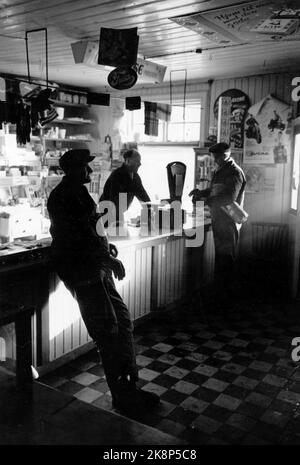 Rukkedalen in Hallingdal 1963 vom alten Landhändler in Rukkedalen in Hallingdal. Krambu. Länderhandel. Mann hinter dem Tresen. Cremes. Foto: Sverre A Børretzen / Aktuell / NTB Stockfoto