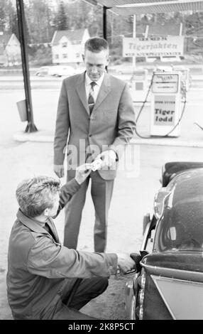 27.Mai 1967. Die Mineralölkonzerne kämpfen unter anderem um Kunden. Nutzung von kostenlosen Tickets für Kunden. Hier erhält ein Kunde an einer Esso-Station ein Ticket. Foto: Sverre A. Børretzen / Aktuell / NTB Stockfoto