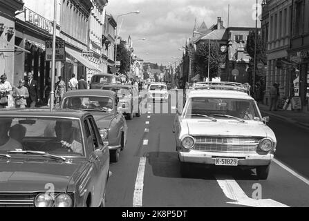 E-18, 9. August 1969. Aktuelle Nr. 32. 'Die Urlaubsstraße vor einigen ist Europavei 18 - oder südlich, wie sie im Volksmund genannt wird. Wir sind der 613 Kilometer langen Straße von Oslo nach Stavanger gefolgt. Von der Autobahn nach Krongletgrusvei, von den Dörfern in Vestfold nach dem felsigen Jæren. Durch einige der größten Städte des Landes durch kleine südliche Deillen. . Hier aus Kristiansand. Foto: Per Ervik / Current / NTB Stockfoto