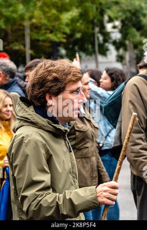 Madrid, Spanien - 23. Oktober 2022: Der Bürgermeister von Madrid, Jose Luis Martinez Almeida, zu Fuß mit den Bauern während des Transhumanz Festivals entlang der Stockfoto