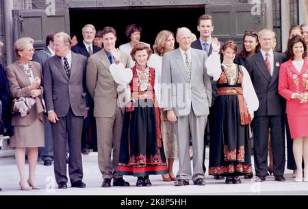 Trondheim 19970621 König Harald und Königin Sonja werden 60 Jahre alt und feiern das 60.-jährige Bestehen von Trondheim mit einer Reihe königlicher Gäste. Das königliche Paar und die Gäste winken den Teilnehmern nach dem Besuch der Kathedrale von Nidaros zu, wo ein kurzer Musikakt stattfand. Königin Sonja und König Harald mit Kronprinz Haakon und Prinzessin Märtha in der Mitte des Bildes, mit Belgiens Königspaar v. v. und Schwedens König Carl Gustaf und Königin Silvia (t.h.). NTB-Foto: Gorm Kallestad / NTB Stockfoto