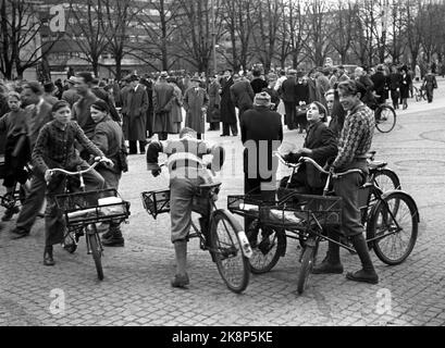 Oslo 19440515 Norwegen während des Zweiten Weltkriegs. Ministerpräsident Quisling sprach auf dem Universitätsplatz in Oslo vor einer riesigen Menschenmenge. Quisling sprach mit dem, was er die Verräter in London nannte, und für den Kampf gegen den Bolschewismus. Hier haben einige Bike-Angebote aufgehört, um zu sehen, was los ist. Jungen mit Produktfahrrädern mit Gepäckablage vorne. Foto: Kihle / NTB / NTB Stockfoto