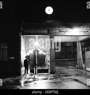 Halden 19611125 eine Nacht in Halden ist hier eine Wache vor dem Saugbruksforeningen. Die Papierfabrik der Saugbrug Association in Halden wurde 1859 gegründet. 1989 wurde es Teil von Norske Skog. Im Jahr 1961 waren 1400 Mitarbeiter beschäftigt, von denen rund 100 die ganze Nacht im Gange waren, im Dienst und auf Holzfäller. Foto: Aage Storløkken / Aktuell / NTB Stockfoto