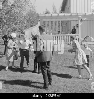 Oslo, 17. Mai 1961. Israels Außenminister Golda besucht Norwegen noch mehr. Hier bei einer Gartenfirma bei Jens Chr. Hauge. Der Eierlauf ist in vollem Gange. Hier ist zu sehen; Gunnar Randers und Jens Chr. Gemeinsam Hauge. Golda Molkereien im Hintergrund der Veranda. Foto: Aage Storløkken / Aktuell / NTB Stockfoto