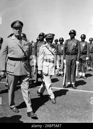 Äthiopien 1966. König Olav besucht Äthiopien im Januar 1966. Hier inspiziert König Olav (TV) Truppen mit Kaiser Haile Selassie. Foto: Henrik Laurvik / NTB. Stockfoto
