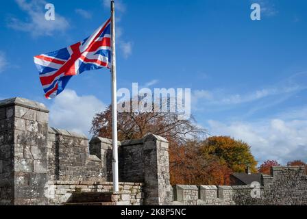 Die Unionsflagge, die über dem Burgturm der Brougham Hall, Penrith, Cumbria, Großbritannien, fliegt Stockfoto