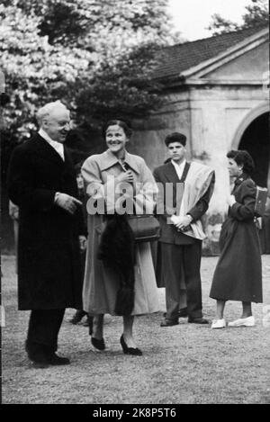 Bergen im Frühjahr 1953. Die ersten Festivalspiele. Viele bekannte kulturelle Persönlichkeiten waren während der Festspiele zu sehen. Der hochmediale schüchterne Dirigent Leopold Stokowski (TV) Foto: Ewoos Christensen / Current / NTB. Stockfoto