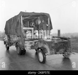 Vestfold 1952115. Die erste Militärübung in Norwegen in der Nachkriegszeit nahm an 30.000 Männern und 7.000 Fahrzeugen in der Übung 'Herbst' Teil Es war eine regnerische Übung. Zwischen den Regenfällen hing der Verschluss schwer in den Baumkronen, alles war durchnässt, grau, traurig und sauer. Die Vorladung kam aus Ostnorwegen, Sørlandet, Rogaland, Møre und Trøndelag. Hier sehen wir Lastwagen mit Anhängern, die die Ausrüstung transportieren. Foto: Sverre A. Børretzen / NTB Stockfoto