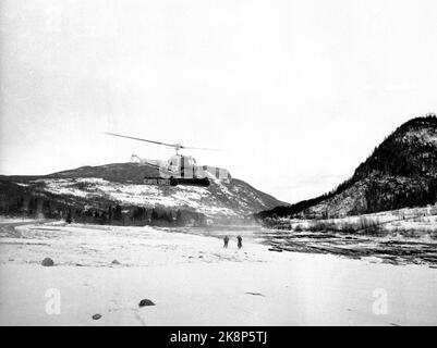 Golsfjellet, Ostern 1962: Achttausend kümmert sich. Das Rote Kreuz ist auf dem Osterberg bereit. Wenn der Alarm ausgeht, kann das Rote Kreuz den Hundeführer, Krankenwagen, Flugzeuge und Hubschrauber anrufen. Hier ist ein Hubschrauber vom Hubschrauberservice in Aktion. Foto: Bjørn Bjørnsen / Current / NTBSCANPIX. Stockfoto