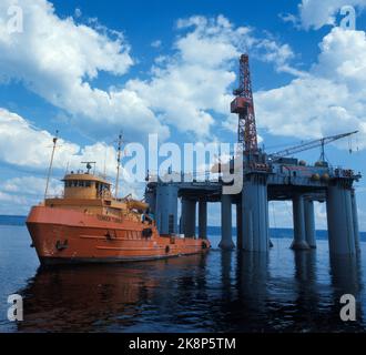 Oslo Juni 1974: Die Ölbohrplattform Odin Drill (Aker H3-Plattform) wird in Nyland's Werkstatt gebaut. Hier die Plattform am Hafen von Oslo, zusammen mit dem Versorgungsschiff / Versorgungsboot Tender Turtle. Foto: Erik Thorberg / NTB / NTB Stockfoto