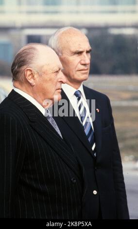 Wien, Österreich September 1982. König Olav bei einem offiziellen Besuch in Österreich. Hier sehen wir König Olav (v.v.) zusammen mit Bundespräsident Rudolf Kirchschläger während des Besuches. Foto: Erik Thorberg NTB / NTB Stockfoto