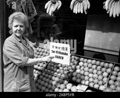 Oslo Juni 1963: Im April 1963 verabschiedete das parlament in Südafrika neue drastische Apartheid-Gesetze, die die Kluft zwischen farbigen und weißen Rechten noch größer machten. Es kam zu Demonstrationen gegen das Regime auf der ganzen Welt, mit Forderungen nach Boykott südafrikanischer Waren. Dieser Obstladen hat einen Blick ins Fenster: Wir verkaufen keine südafrikanischen Waren. Foto: Storløkken / currentl / NTB Stockfoto