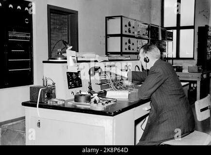 Ski 19470131 Norwegen baut eine Telefonverbindung mit den Vereinigten Staaten auf: Hier von der Skistation der Telefonverwaltung auf Skiern. Dies ist die Techniktabelle, in der die Verbindungen mit Oslo verbunden sind. Foto: NTB / NTB Stockfoto