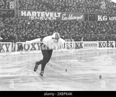 DEMER, Niederlande 19660123. Skating-Europameisterschaft 1966. Für die Norweger wurde das europäische Skaten in Deves zu einer traurigen Vorstellung. Hier Svein Erik Stiansen in Aktion, die in der Zusammenfassung gut aufkam, aber bisher ist er nicht in der Superklasse. Foto: Ivar Aaserud Current / NTB Stockfoto