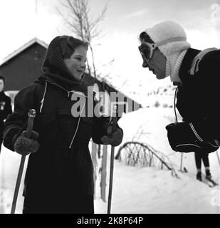 Gausdal 1955 - Königin Ingrid von Dänemark auf einem privaten Winterurlaub in Norwegen mit ihren drei Töchtern, Erbprinzessin Margrethe, Prinzessin Benedikte und Prinzessin Anne-Marie. Königin Ingrid hatte seit 20 Jahren keine Skier mehr auf den Beinen. Auf dem Bild plaudert Königin Ingrid mit ihrer jüngsten Tochter Prinzessin Anne Marie. Foto: Sverre A. Børretzen / Aktuell / NTB Stockfoto