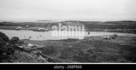 Nordkapp på Magerøya 195210. Europas nordligste internatskole ligger på Nordkapp i Repvåg ytterst i Porsangerfjorden. Åtte småsteder var skoleskøyta innom for å hente små passasjerer Fra 7 års alderen. Et par AV plasse hadde kai så skøyta kunne gå helt Inn, men som regel måtte den ligge utpå Og vente på robåten med ungen Og kofferten. Nordkapp herred--kommunen har skoleinternat for barna som bor på små avsidesliggende plasser innenfor herredsgrensene. Det er unger Fra anslagsvis 75 familier. Repvåg internatskole til Høyre på bilde. Skolen holder fremdeles til i en brakke som ble bygd i 1946 Stockfoto