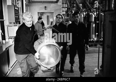 Rjukan Januar 1965 Filmaufnahme von 'Heroes from Telemark' in Rjukan. Über die schweren Wassersaboteure von Kompani Linge. Sabotage zum Kraftwerk Vemork. Die britische Firma Benton Film posiert mit 120 Mitarbeitern. Aus der Aufzeichnung im Werk. Foto: Sverre A. Børretzen / Aktuell / NTB Stockfoto