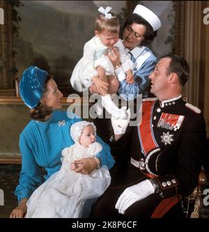 Oslo 19730920: Das Familienbild von der Vogelfabrik am Schloss mit den engsten Gästen der Taufe von Prinz Haakon Magnus. Kronprinzessin Sonja mit dem Taufkind, Prinz Haakon Magnus, Kronprinz Harald und eine weinende Prinzessin Märtha Louise mit dem Kinderzimmer. Foto: Erik Thorberg / NTB / NTB Stockfoto